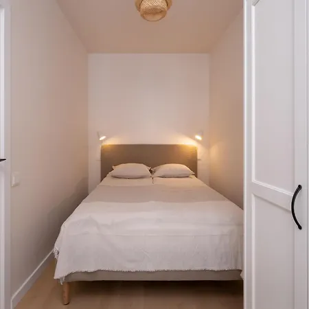 アパート Artilerijas 1-bedroom With Courtyard View リガ